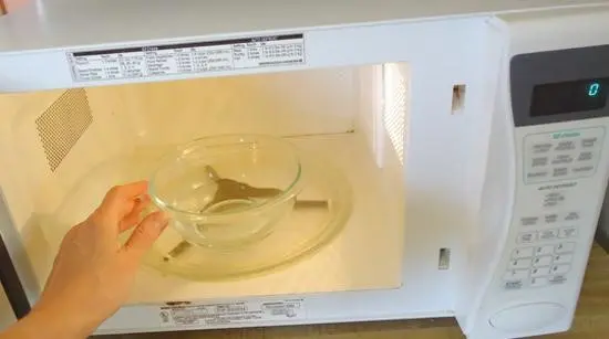 Mẹo vệ sinh lò vi sóng đúng cách