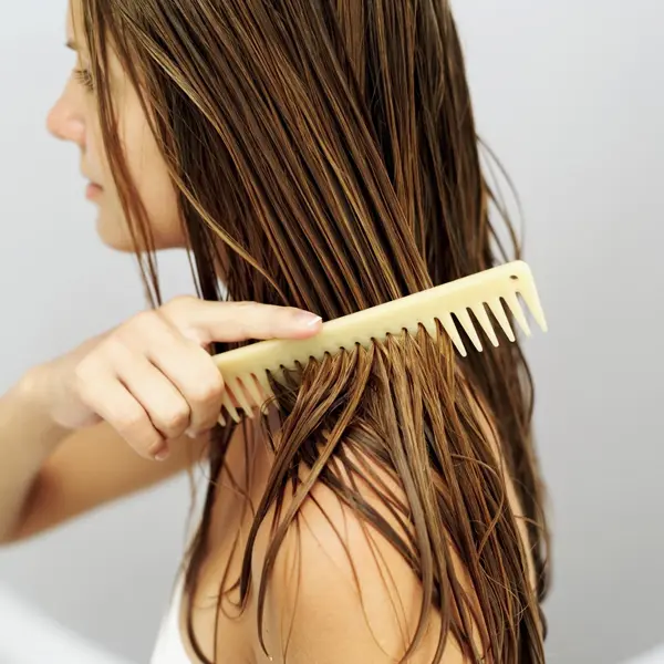 Một số thói quen xấu không nên làm khi tóc ướt