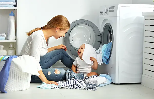 Tại sao quần áo làm khô bằng máy sấy thì mềm còn phơi ngoài nắng lại cứng và thô ráp?