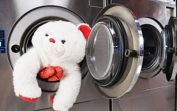 Dùng máy giặt để làm sạch gấu bông tại nhà có được hay không?