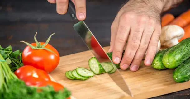 Thớt inox có tốt không? Nên dùng thớt gỗ hay inox?