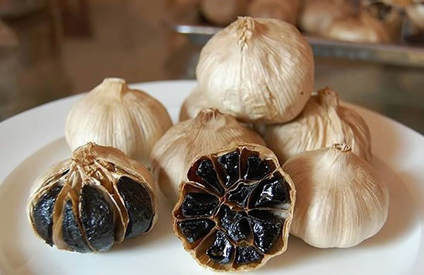 Tỏi đen có thể ăn sống trực tiếp, mùi không hăng nồng và có vị ngọt như ô mai