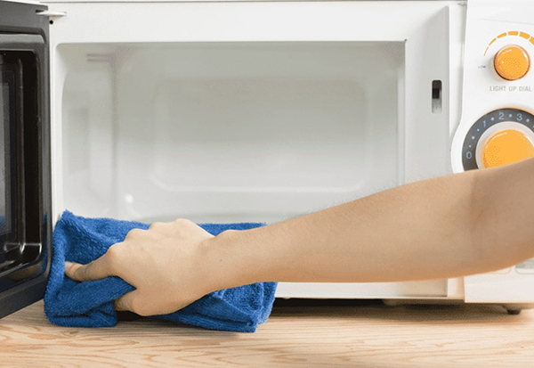 Những cách làm sạch lò vi sóng dễ gây cháy nổ mà bạn nên tránh
