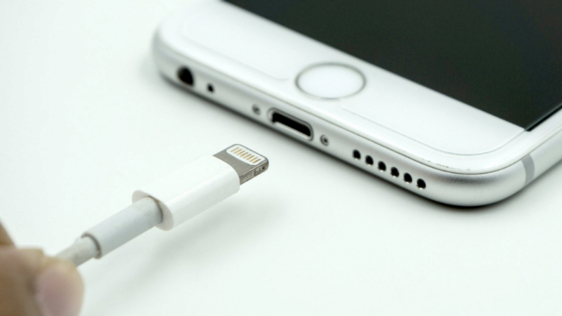 Cáp sạc kém chất lượng có thể làm iphone bị loạn cảm ứng