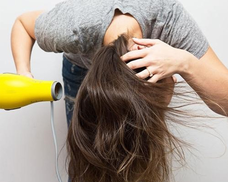 Cúi đầu khi sấy tóc giúp tóc phồng tự nhiên