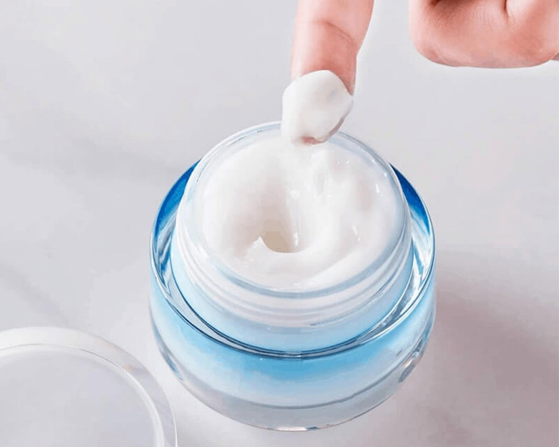Dầu dưỡng ẩm hoặc kem dưỡng ẩm