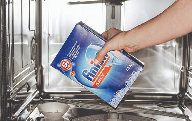 Đổ muối rửa chén vào ngăn chứa