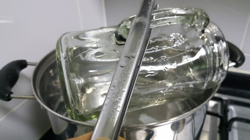 Gắp cốc ra khỏi nồi sau khi luộc xong
