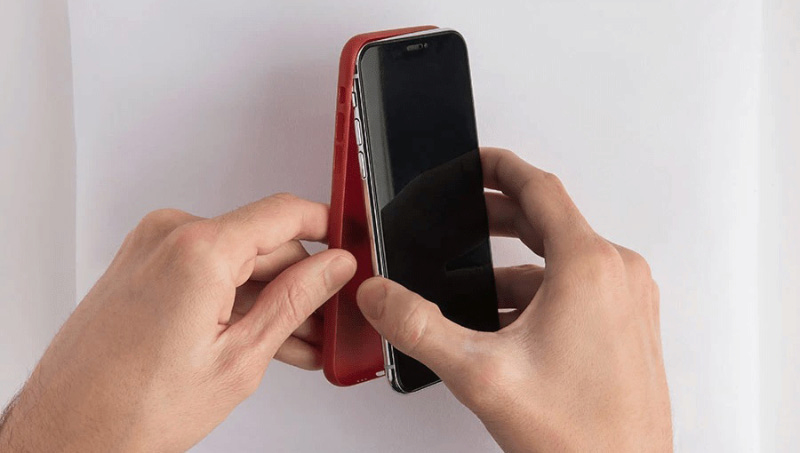 Gỡ bỏ ốp lưng để tránh ảnh hưởng đến màn hình iphone