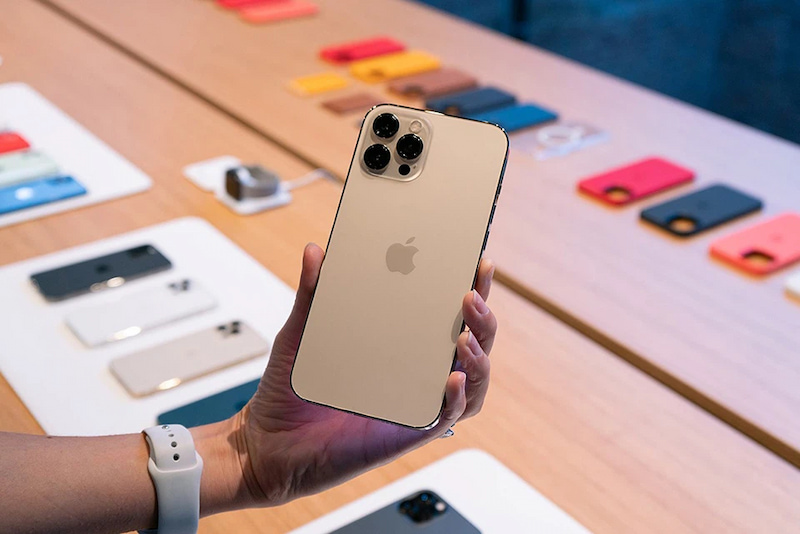 Kiểm tra vẻ ngoài khi mua điện thoại iPhone hàng trưng bày