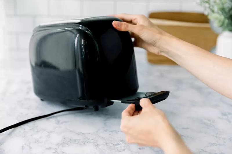 Lắp khay đựng vụn bánh vào vị trí ban đầu