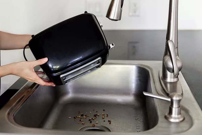 Loại bỏ vụn bánh ra khỏi máy