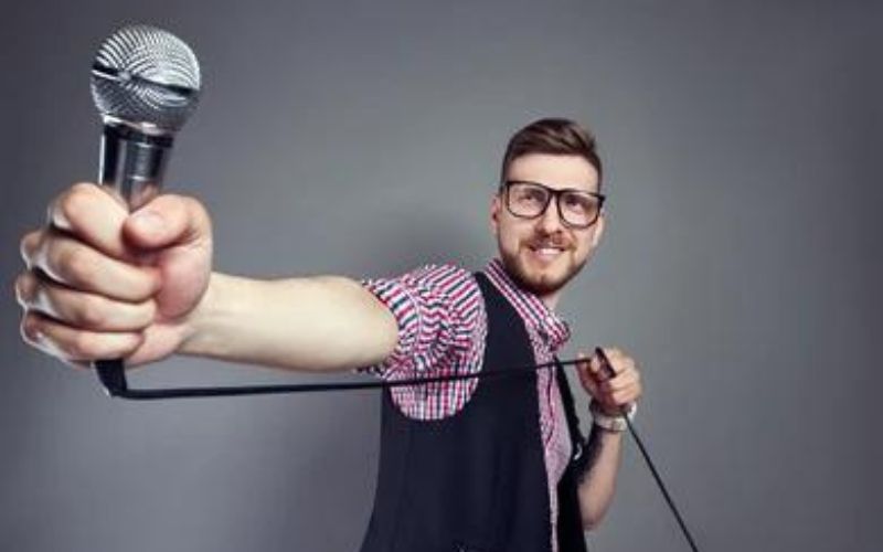 Micro có dây hạn chế phạm vi di chuyển của người dùng