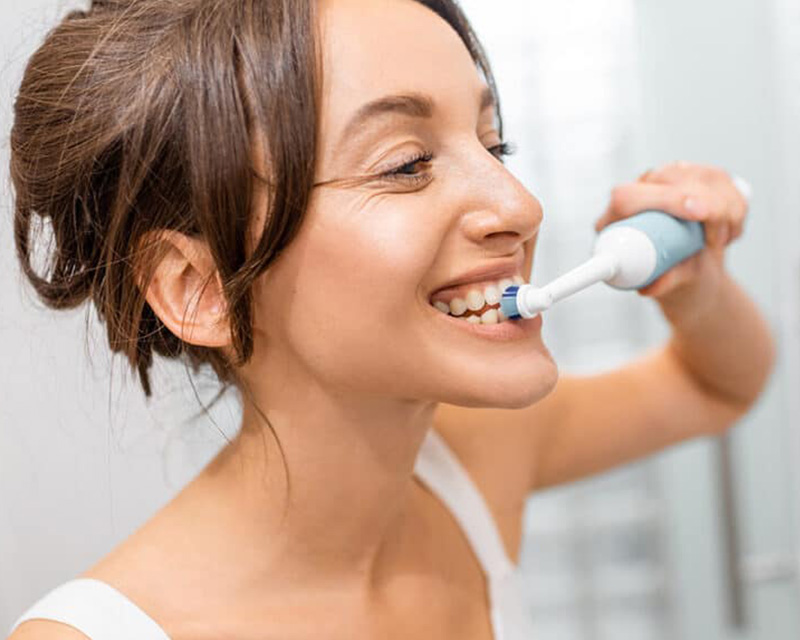 Nên chải thật nhẹ nhàng tránh làm tổn thương nướu