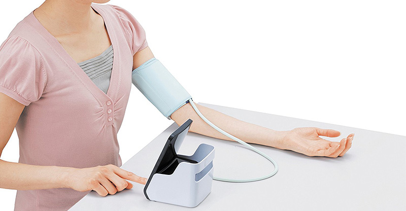 Hướng dẫn cách đo huyết áp bắp tay.