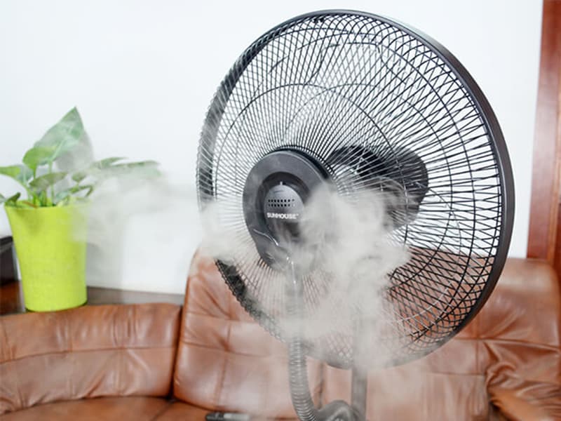 Quạt tỏa ra hơi nước làm mát xung quanh phòng
