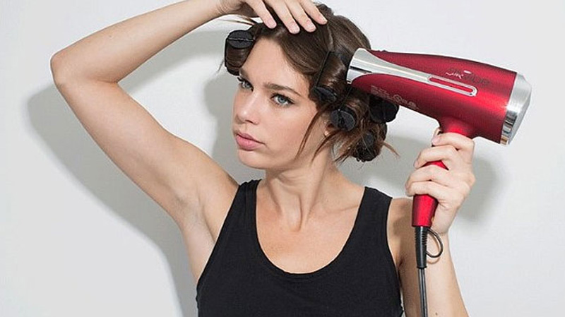 Sấy tóc kết hợp với dùng lô cuốn