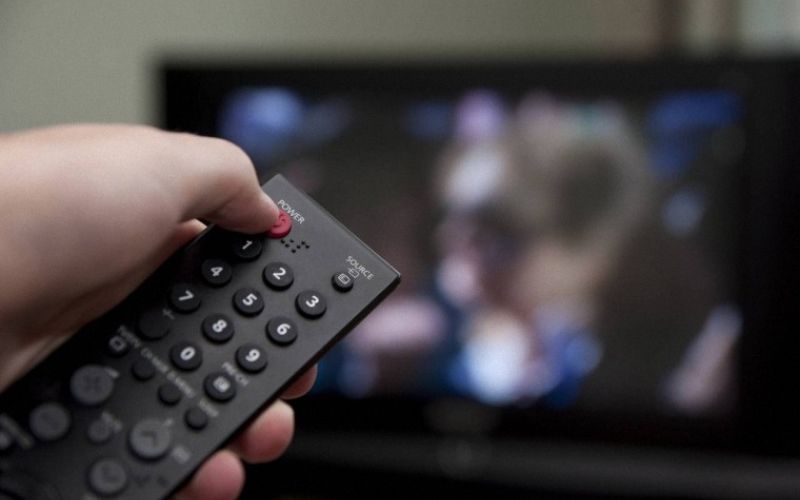 Tắt tivi và bật lại để khắc phục tình trạng nháy đèn đỏ
