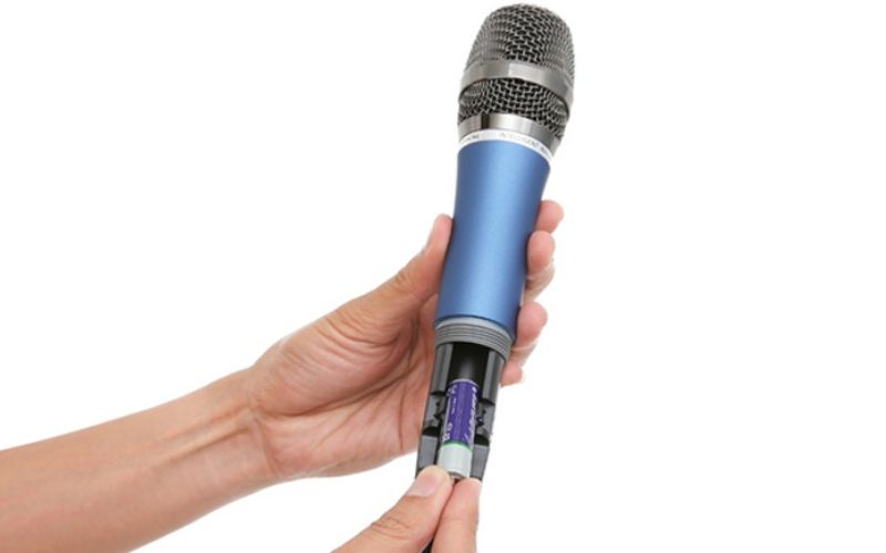 Micro không dây cần có viên pin để hoạt động