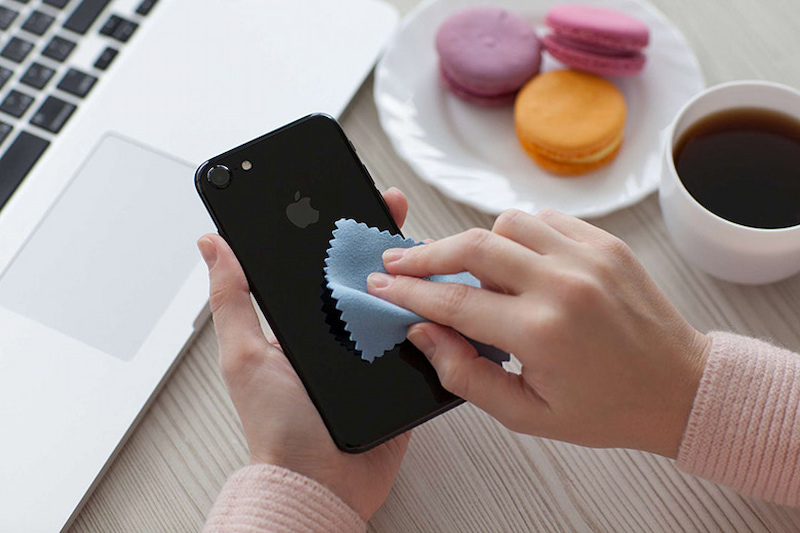 Vệ sinh lau chùi sạch sẽ màn hình iphone