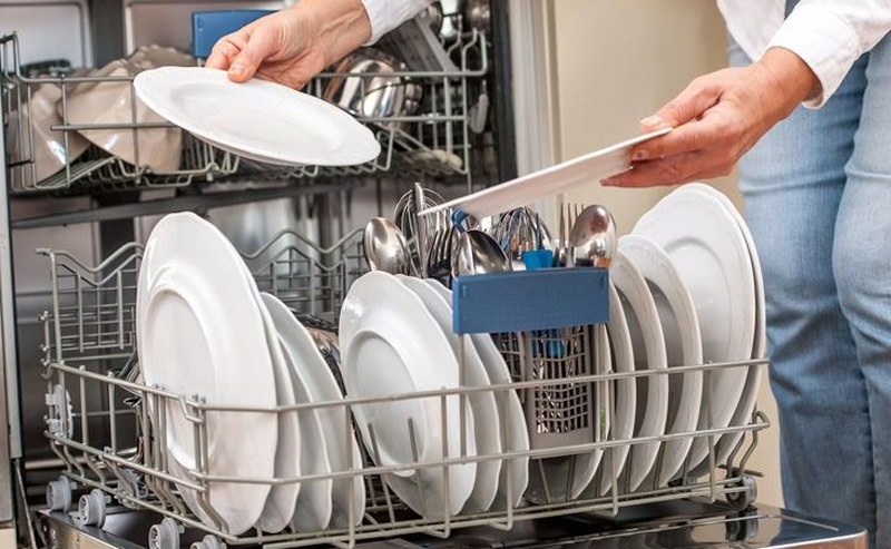 Xếp bát đĩa vào máy rửa chén