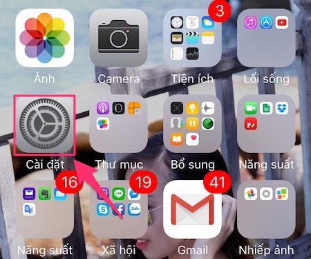 Vào mục Cài Đặt (Settings) trên điện thoại iPhone.