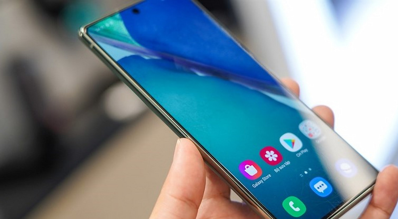 Kiểm tra màn hình khi mua điện thoại Samsung cũ