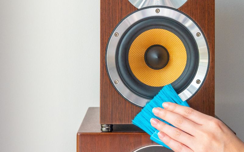 Thường xuyên vệ sinh các thiết bị dù không sử dụng