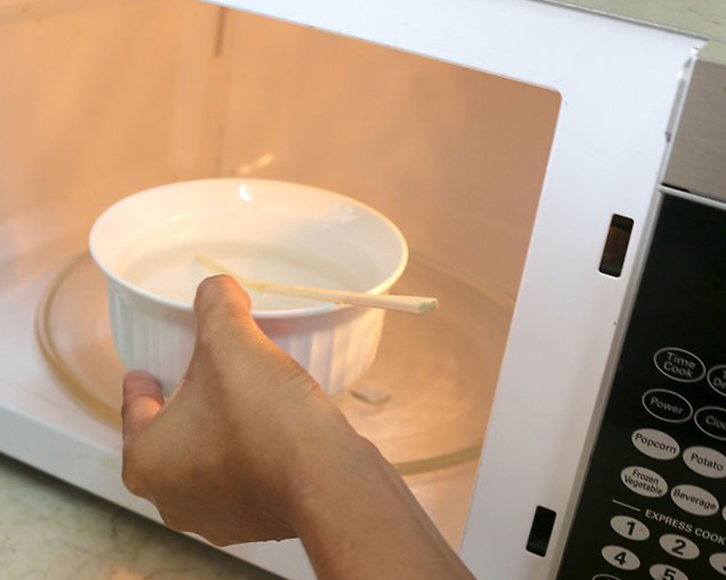 Không để nước gần mặt khi vừa mới lấy từ lò vi sóng