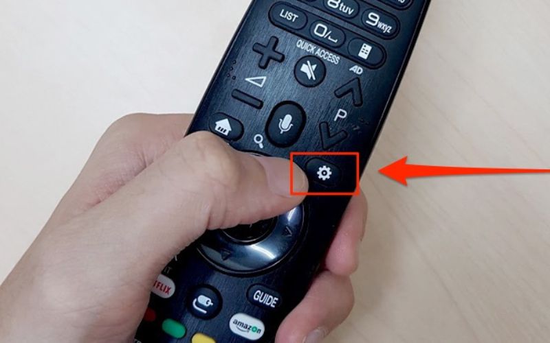 Bấm vào phím bánh răng (Cài đặt) trên remote