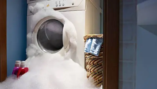 Nguyên nhân máy giặt Inverter trào bọt và cách khắc phục