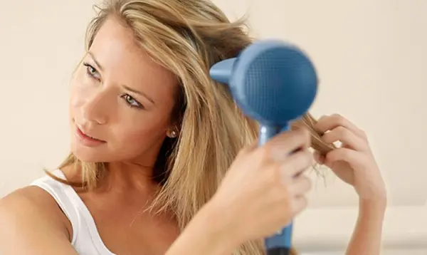 Tập ngay 5 thói quen này khi sử dụng máy sấy để có mái tóc bồng bềnh chắc khỏe