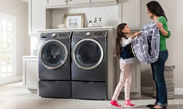 Nên sử dụng bột giặt hay nước giặt cho máy giặt lồng ngang?