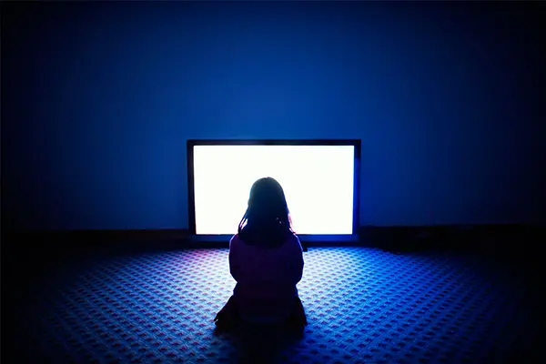 Tắt toàn bộ đèn khi xem Tivi gây nên hậu quả như thế nào?