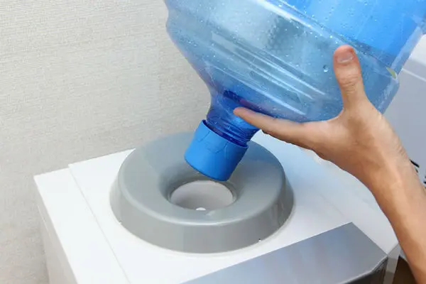 Cách vệ sinh cây nước nóng lạnh đơn giản tại nhà