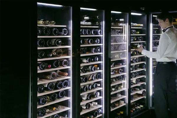 Vì sao nên đặt rượu vang nằm ngang để bảo quản trong tủ ướp rượu