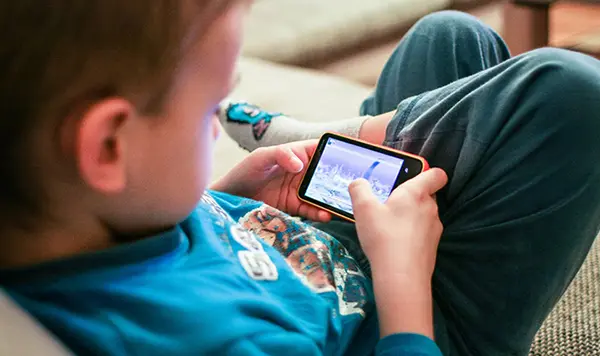 Trẻ em dưới 10 tuổi có nên cho dùng điện thoại hay không?