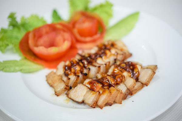 Thịt ba rọi chiên ngoài giòn trong ngọt.
