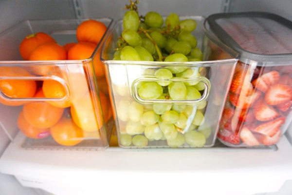 Bảo quản trái cây theo từng hộp riêng trong tủ lạnh.