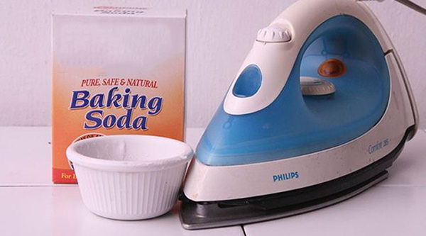Dùng Baking soda cũng có thể làm sạch vết cháy trên bàn ủi.