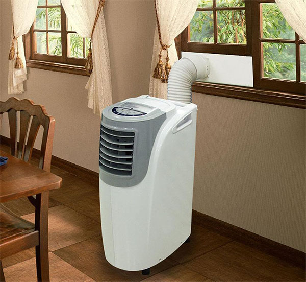 Vệ sinh ống xả nước cho máy lạnh mini di động tại nhà.