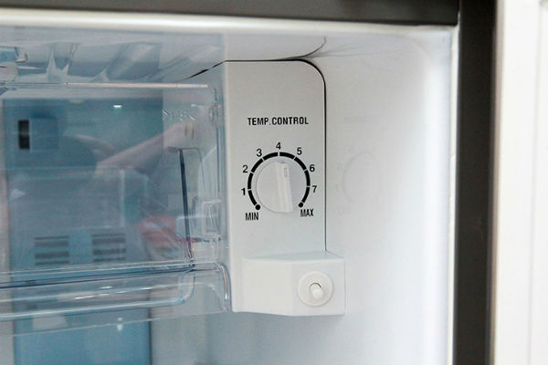 Nút điều chỉnh nhiệt độ tủ lạnh thường được đặt ở ngăn mát của tủ lạnh