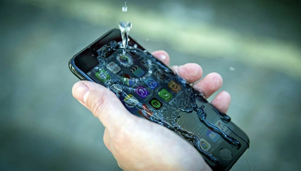 Bí kíp "cứu sống" chiếc điện thoại khi chẳng may rơi vào nước
