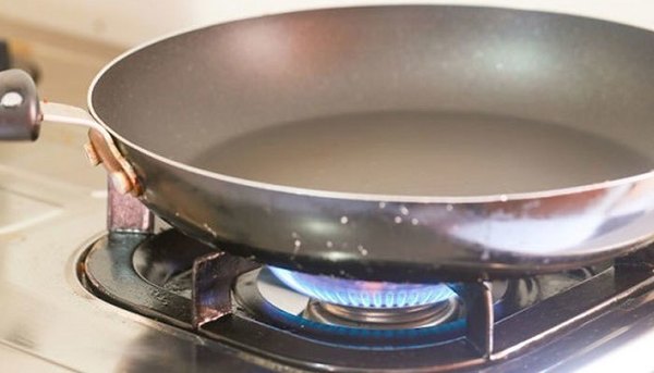 Chảo chống dính bị trầy xước lớp chống dính có nên tiếp tục dùng