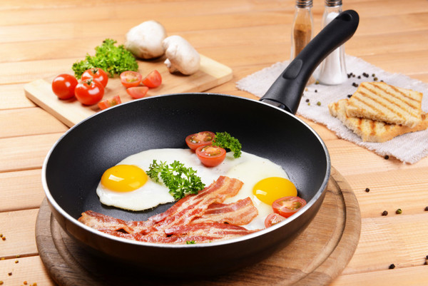 Chảo chống dính bị trầy xước lớp chống dính có nên tiếp tục dùng