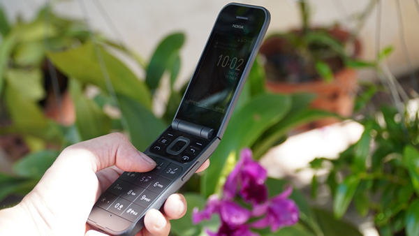 "Huyền thoại" Nokia 2720 Flip: Sự hiện đại và sang trọng trong thân hình của một chiếc điện thoại cổ điển