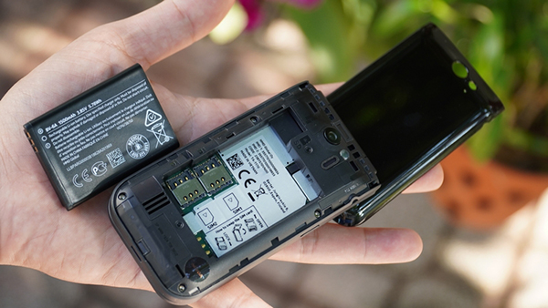 "Huyền thoại" Nokia 2720 Flip: Sự hiện đại và sang trọng trong thân hình của một chiếc điện thoại cổ điển