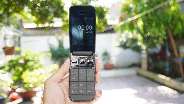 "Huyền thoại" Nokia 2720 Flip: Sự hiện đại và sang trọng trong thân hình của một chiếc điện thoại cổ điển