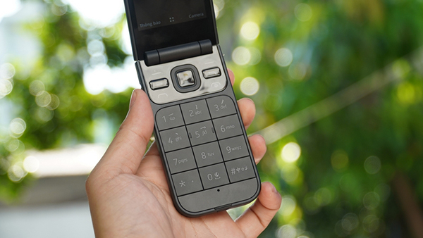 "Huyền thoại" Nokia 2720 Flip: Sự hiện đại và sang trọng trong thân hình của một chiếc điện thoại cổ điển