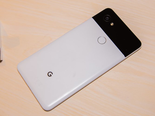 Viền của Pixel 2 XL rất mỏng cùng với hệ thống hai loa stereo